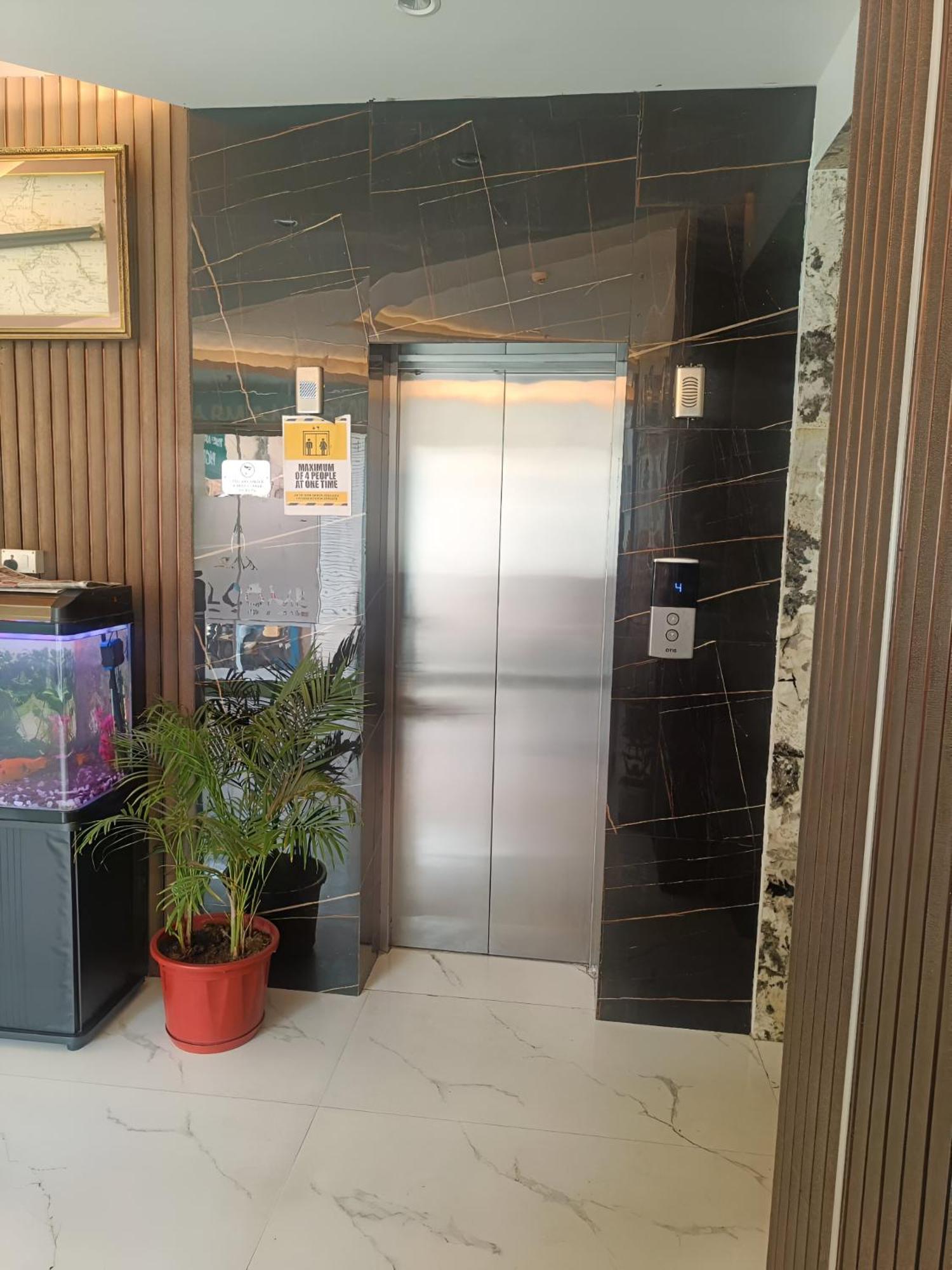 Treebo The Armani Near Igi Airport Hotel New Delhi Bagian luar foto